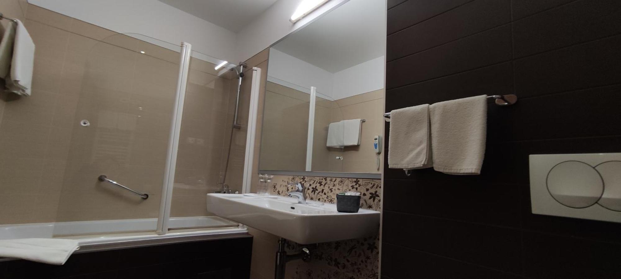 Hotel Lipa Postira Bagian luar foto