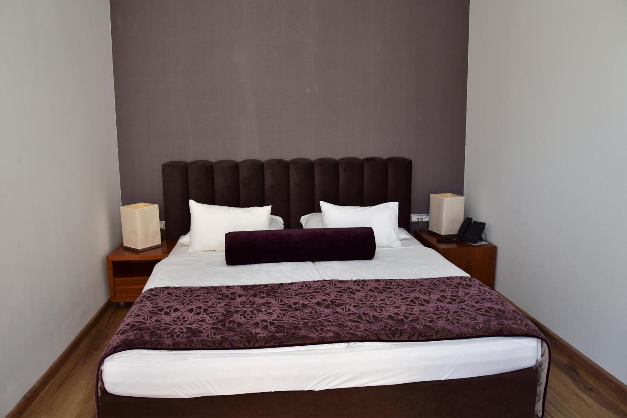 Hotel Lipa Postira Bagian luar foto