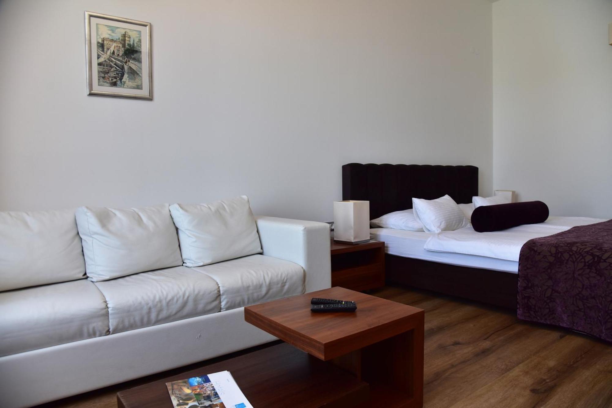 Hotel Lipa Postira Bagian luar foto