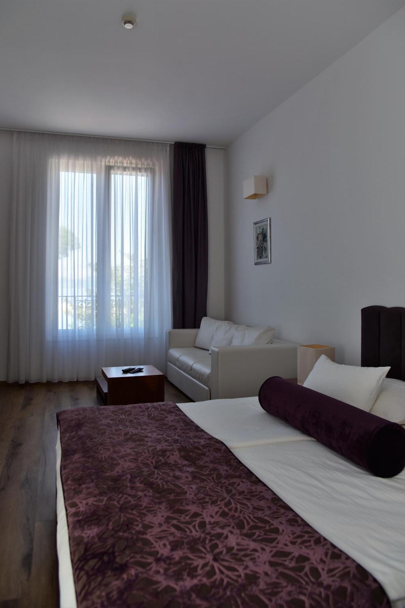 Hotel Lipa Postira Bagian luar foto