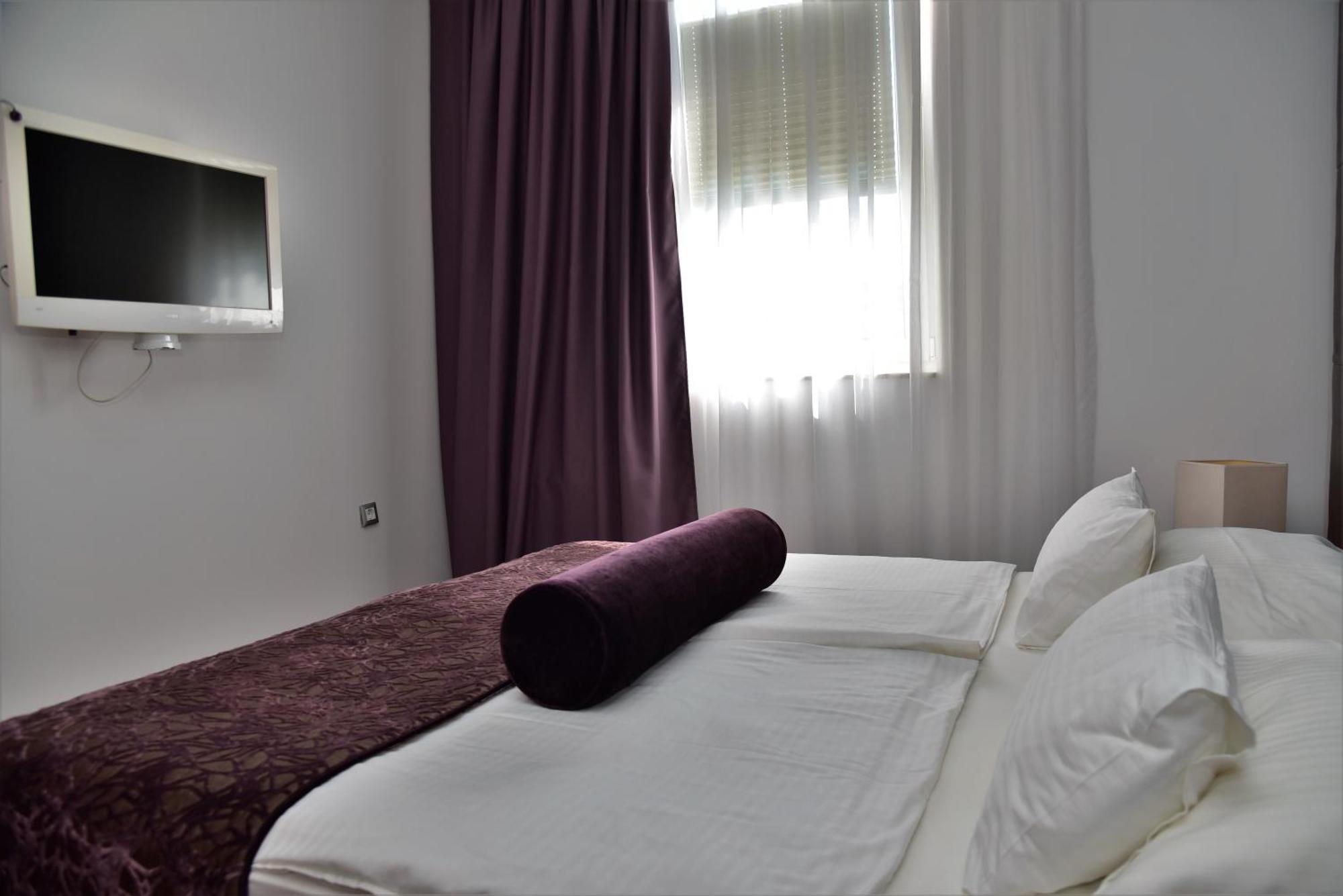Hotel Lipa Postira Bagian luar foto