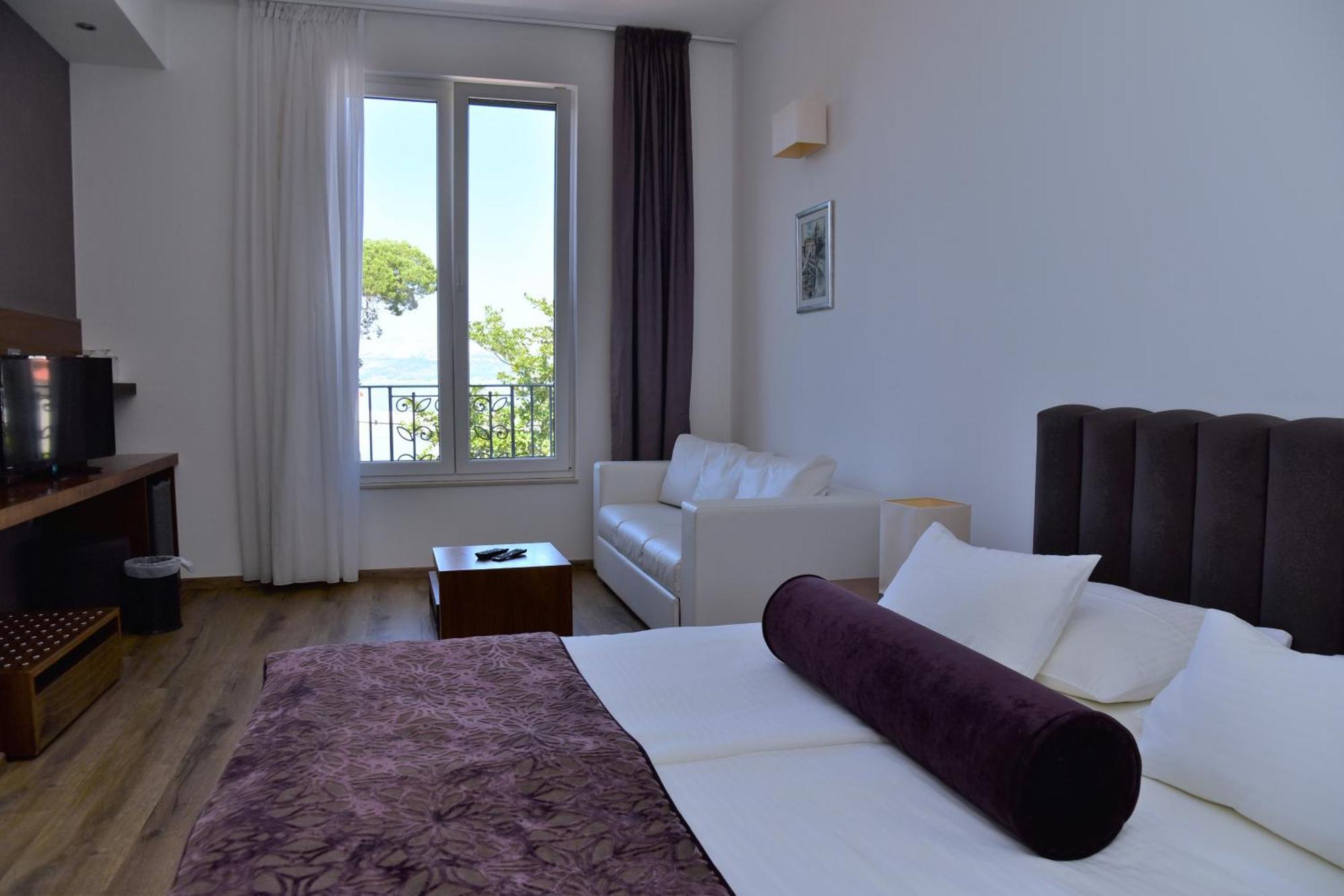 Hotel Lipa Postira Bagian luar foto