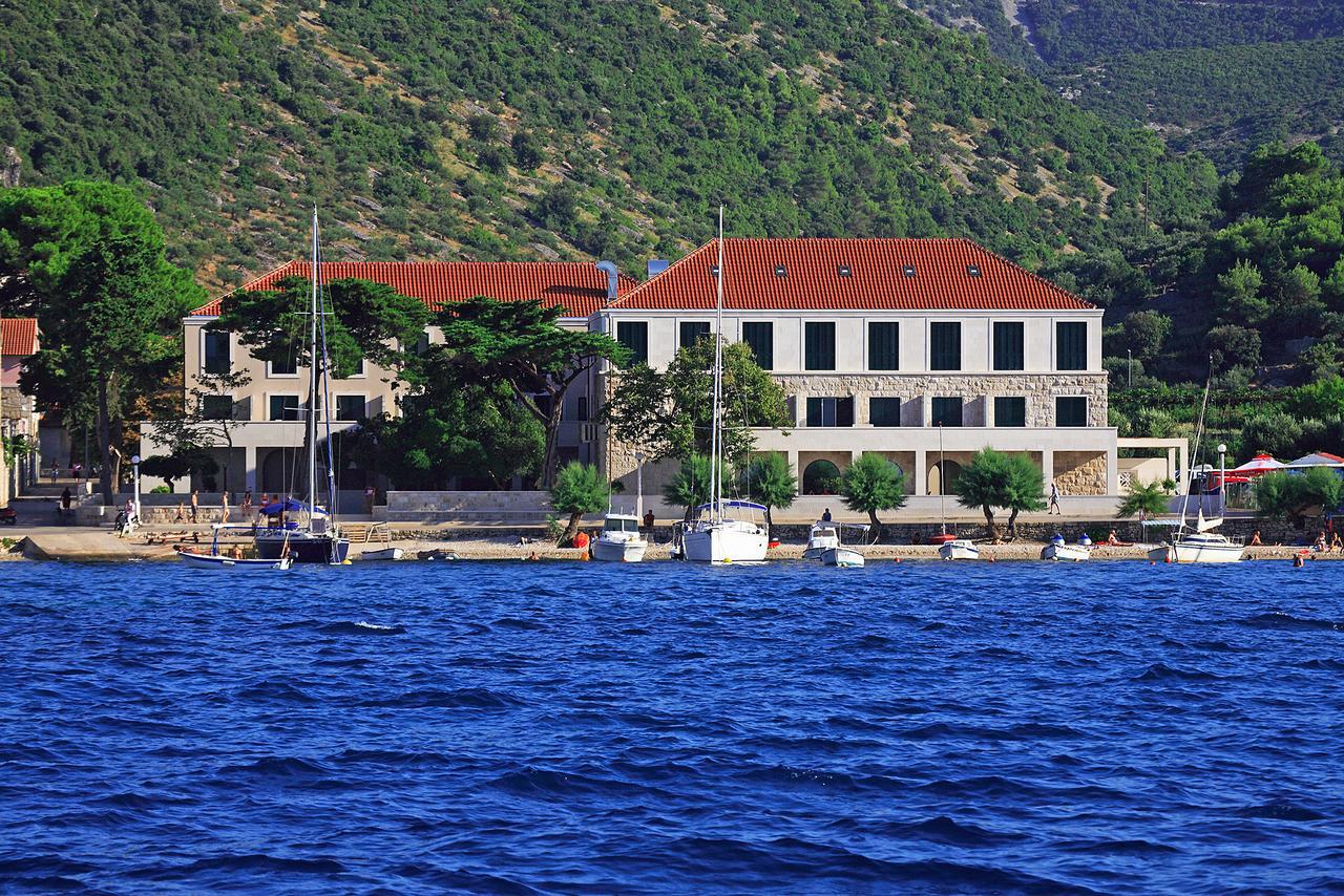 Hotel Lipa Postira Bagian luar foto