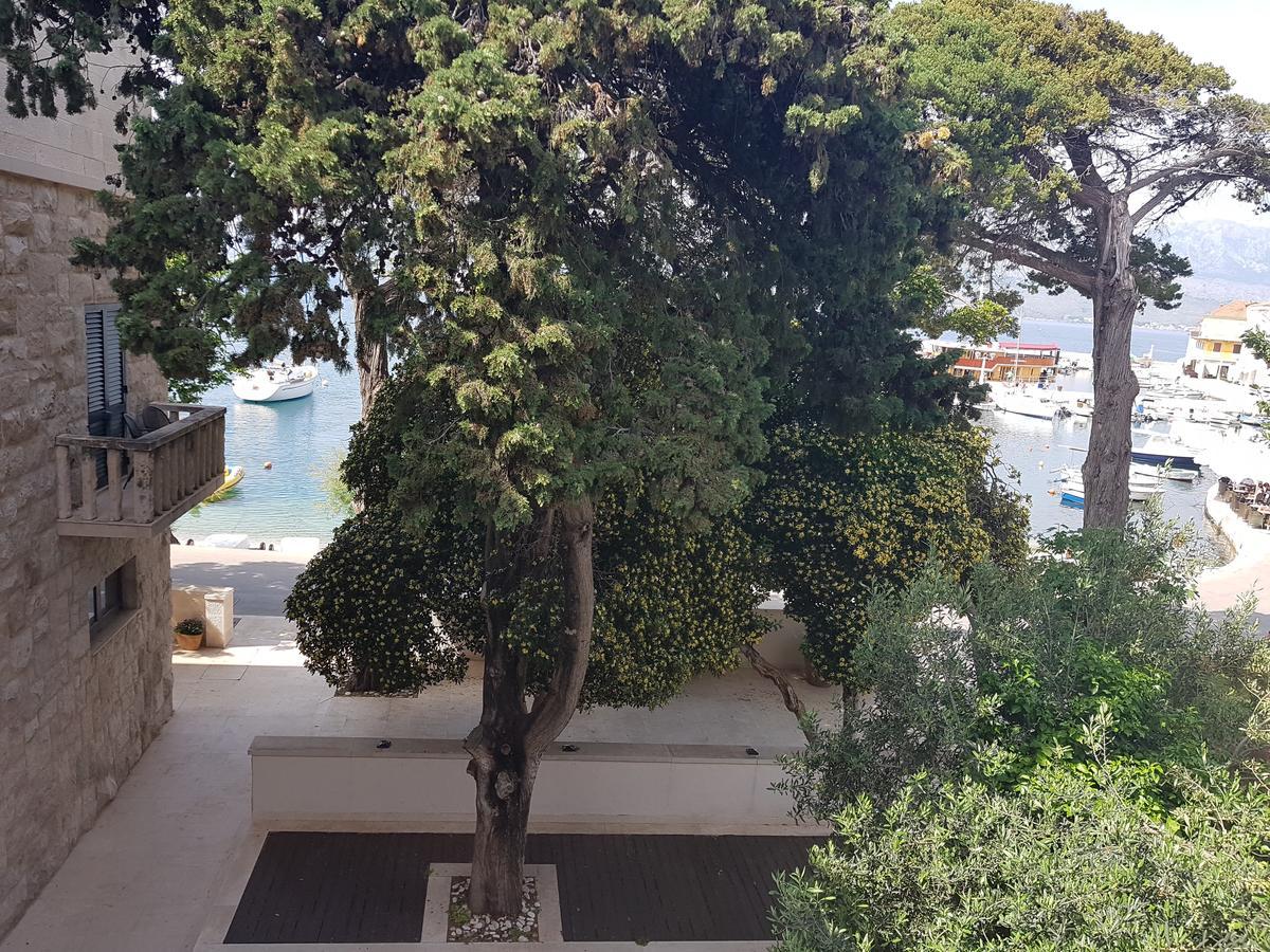 Hotel Lipa Postira Bagian luar foto